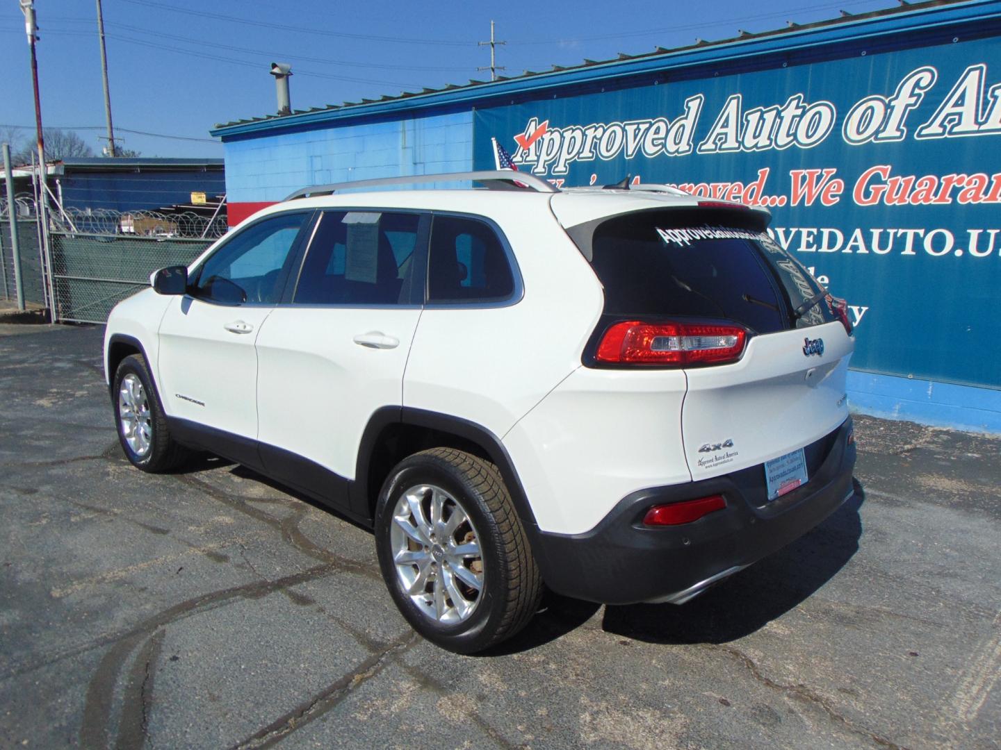 2015 White Jeep Cherokee (1C4PJMDS4FW) with an V6 3.2 Liter engine, Automatic, 9-Spd transmission, located at 2105 Dixie Hwy, Louisville, KY, 40210, (502) 772-3333, 38.220932, -85.795441 - Photo#14